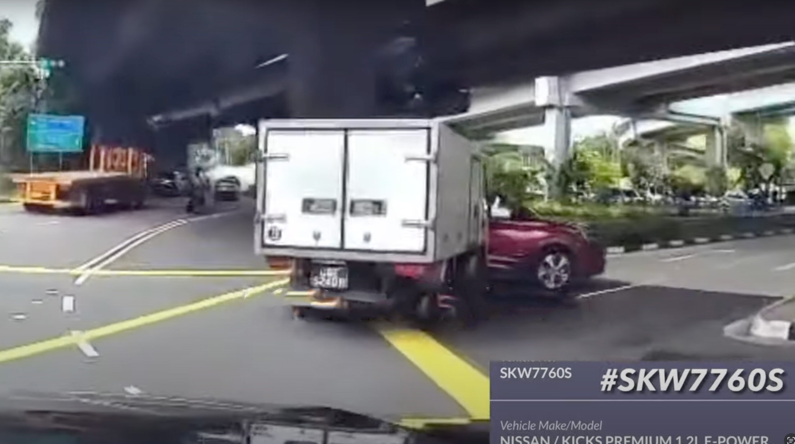 Nissan Kicks Improper Right Turn at Changi Flyover